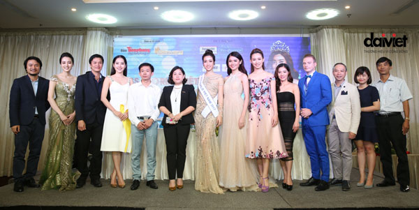 Toàn bộ MC, Ban Tổ Chức, Hoa Hậu, Nhà Đồng Hành chụp ảnh kỷ niệm tại Miss World 2017